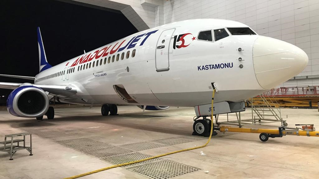 AnadoluJet uçağına logo giydirildi...