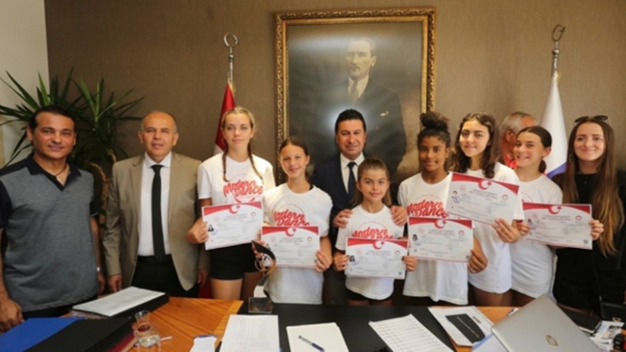 Muğla'da şampiyon dansçılar Başkan Ahmet Aras’ı ziyaret etti
