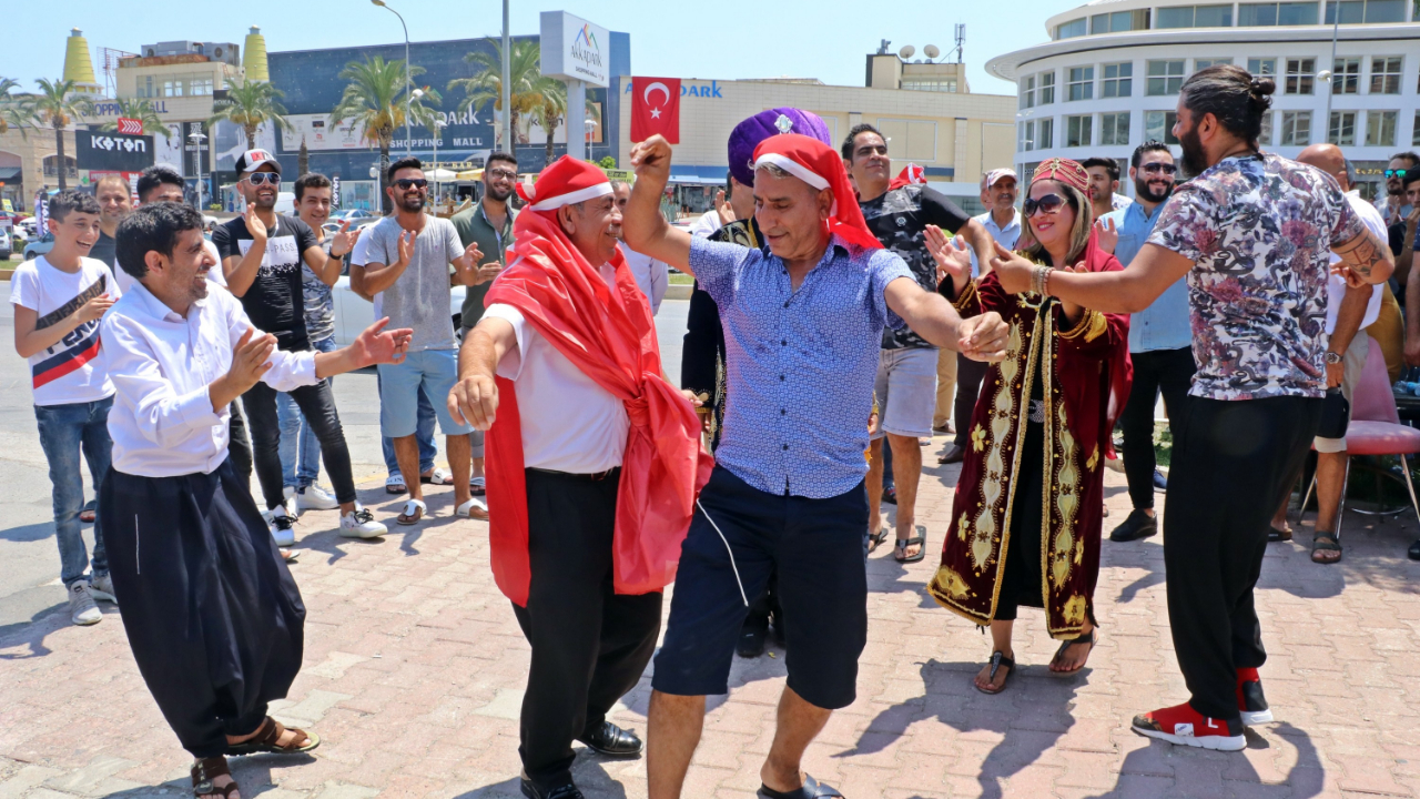 Esnaf otellerin önünde göbek attı