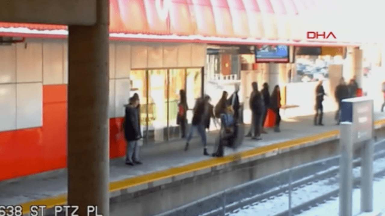 Yaşlı kadını raylara itti…