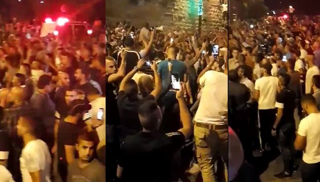 Mescid-i Aksa'nın kapısındaki demir bariyerler kaldırıldı....