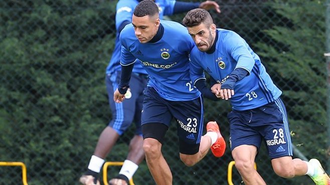 Fenerbahçe'de herkes tatilde Van der Wiel mesaide