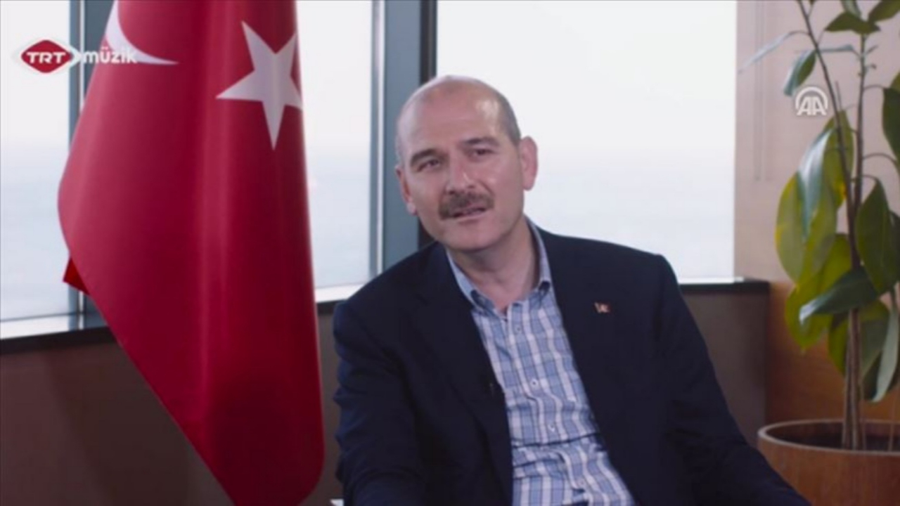 Bakan Soylu polisler için türkü söyledi!