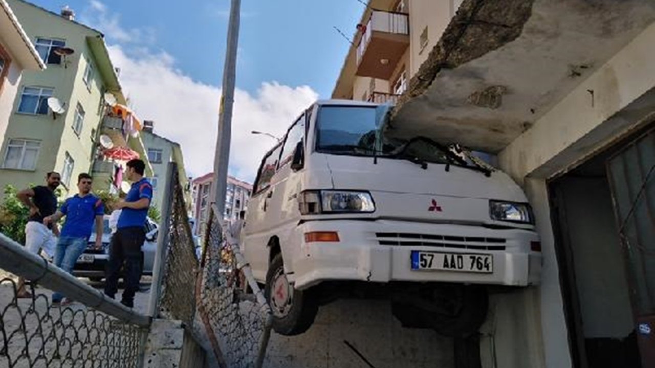 Minibüs askıda kaldı