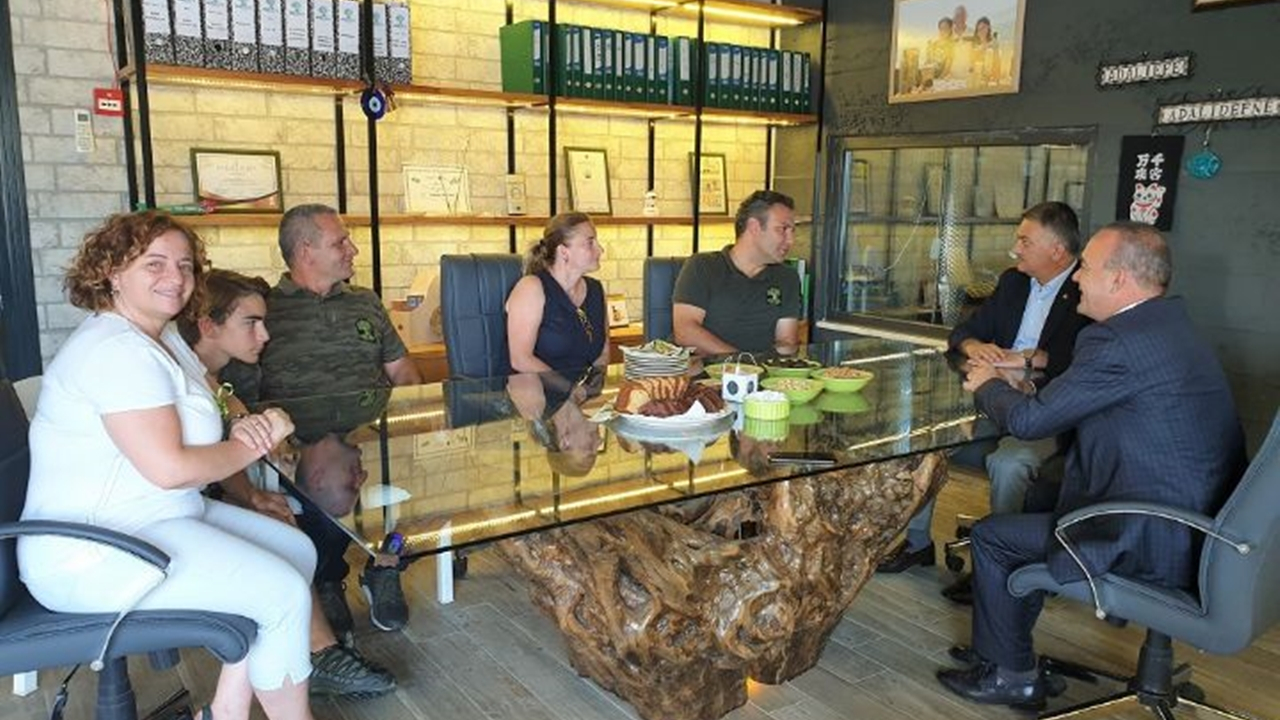 Balıkesir'de Vali Ersin Yazıcı zeytinyağı fabrikasında incelemelerde bulundu