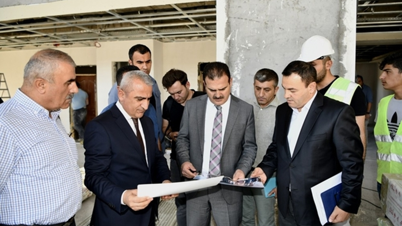 Hakkari'de Vali İdris Akbıyık, cami ve inşaatları denetledi