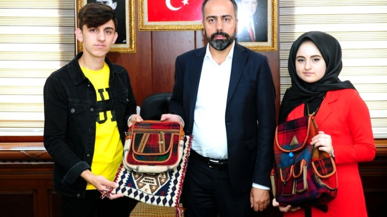 Van'da Rektör Hamdullah Şevli, 15 Temmuz şehidinin çocuklarıyla buluştu