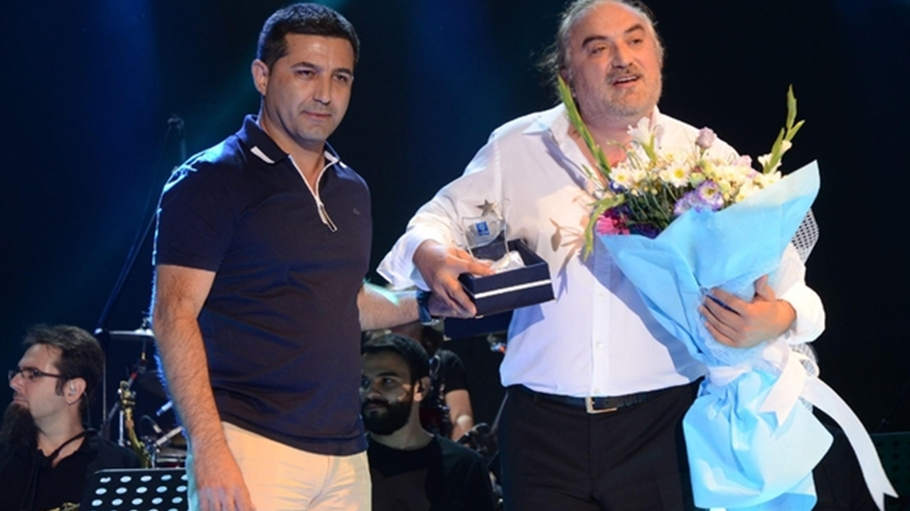 Aydın'da Başkan Ömer Günel’den Volkan Konak’a sahnede teşekkür