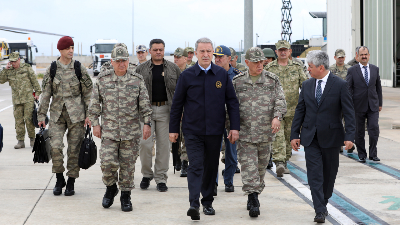Bakan Akar’dan kritik ziyaret