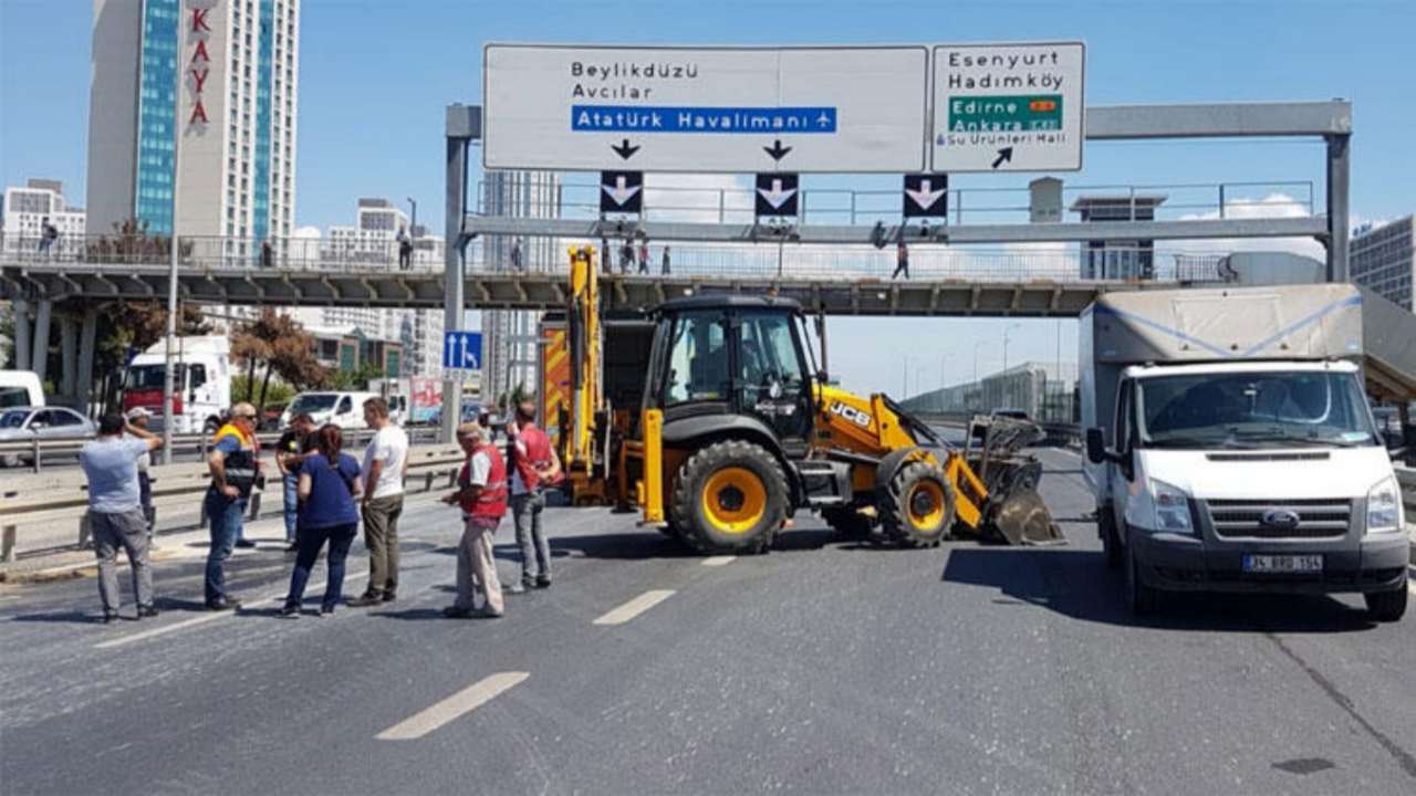 Büyükçekmece'de yol çöktü!