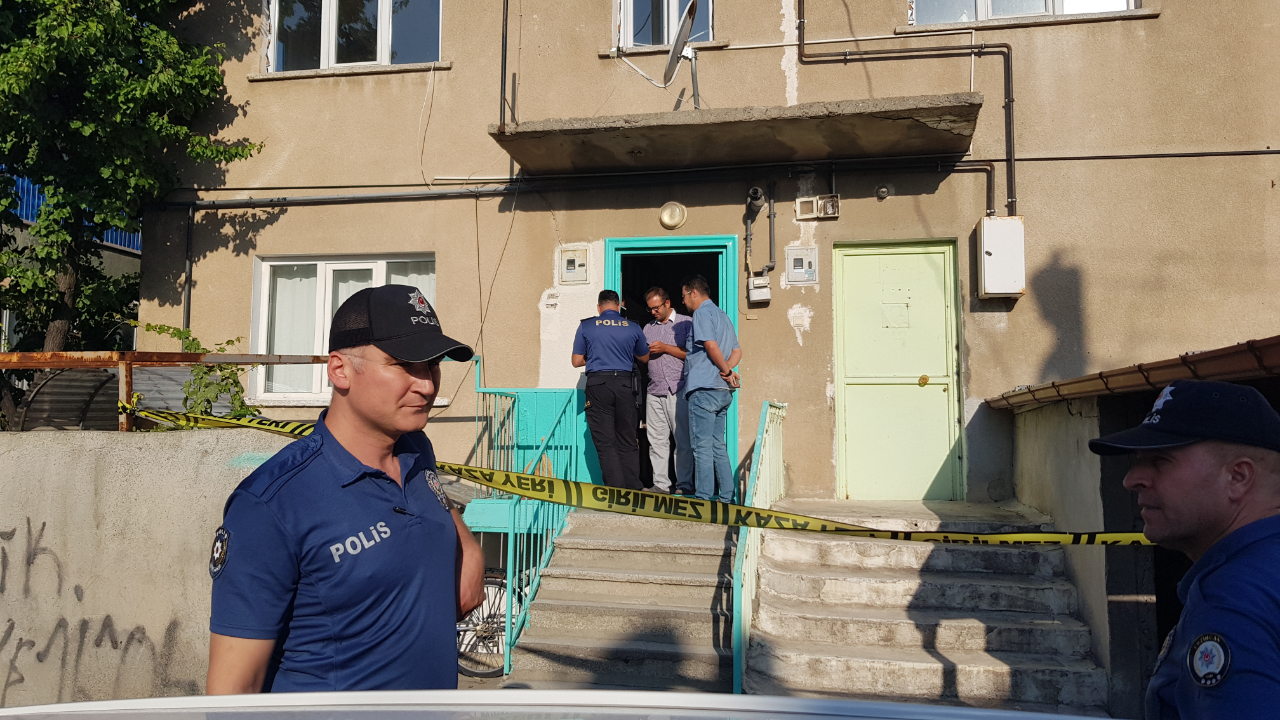 Babasını boğazından bıçaklayıp polisi aradı!