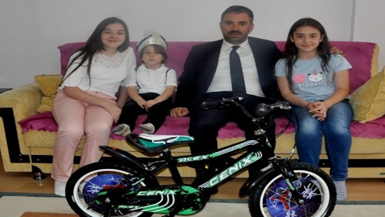 Ankara'da Başkan Ertuğrul Çetin’den sünnet olan çocuklara bisiklet