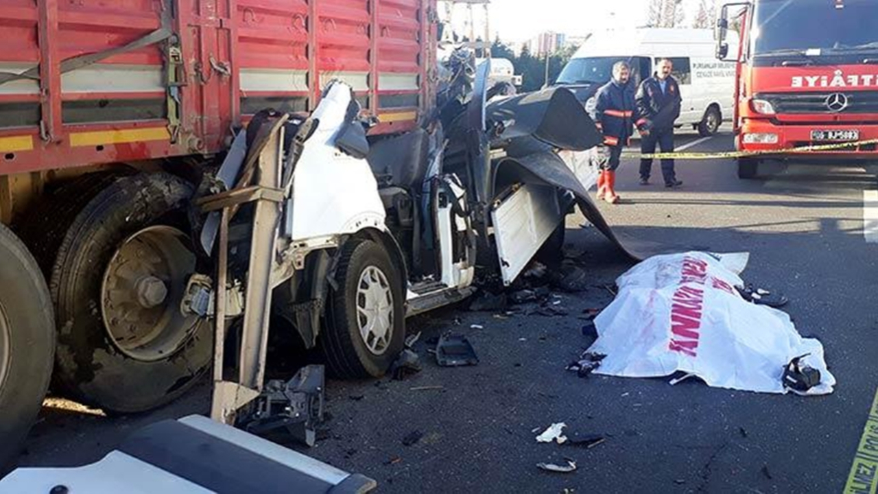 Ankara'da kamyonet TIR'ın altına girdi!