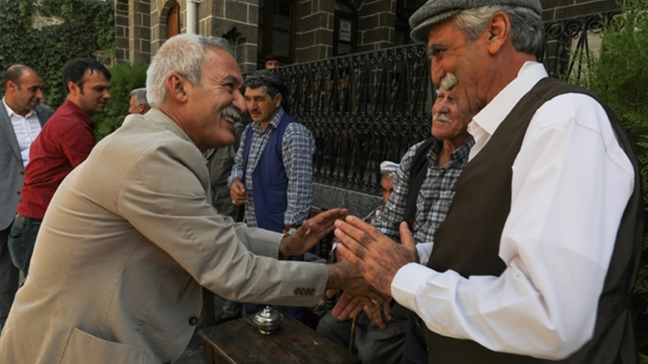 Diyarbakır'da Başkan Selçuk Mızraklı dengbejleri ziyaret etti
