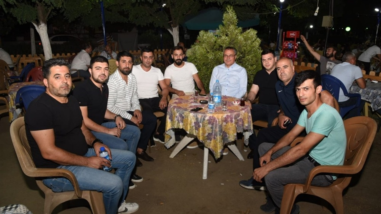 Manisa'da Vali Ahmet Deniz vatandaşın akşam keyfine ortak oldu