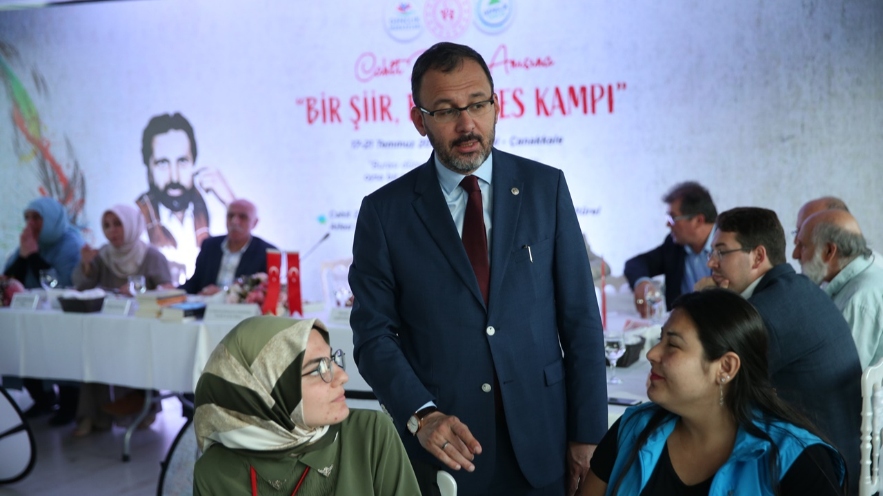 Bakan Kasapoğlu, şair Zarifoğlu'nu unutmadı...
