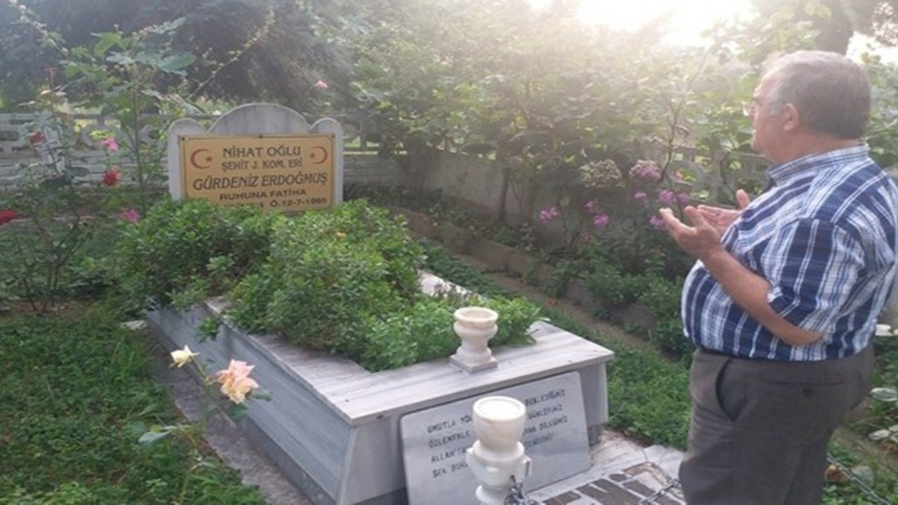 Balıkesir'de Kaymakam Ekrem Çalık, şehit askerin kabrini ziyaret etti