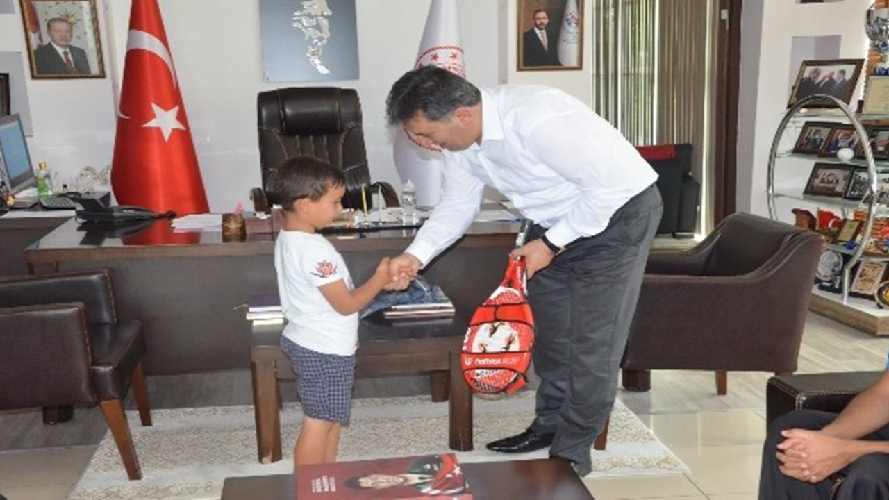 Kayseri'de İl Müdürü Murat Eskici’nden minik tenisçiye raket hediyesi