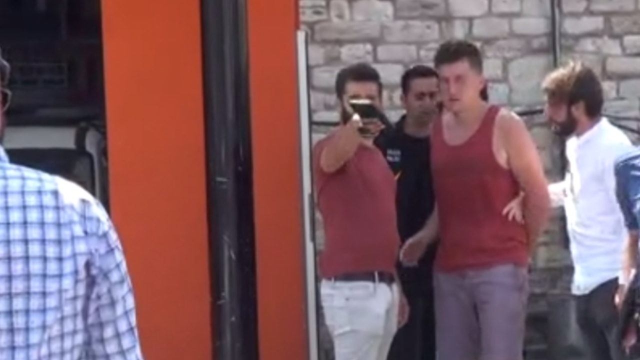 Polislerin yanına geldi ve çığlık atmaya başladı!