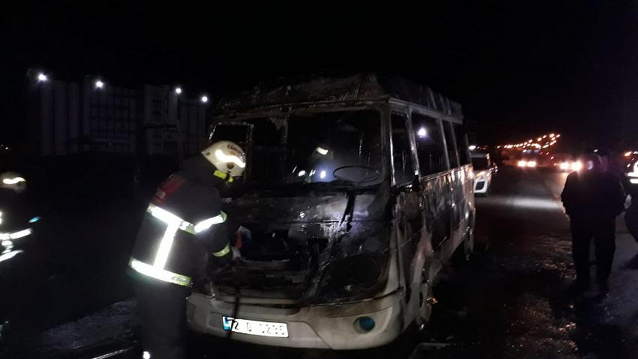 Batman’da seyir halindeki minibüs alev aldı