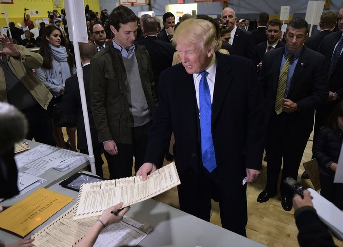 Trump, Midtown bölgesindeki seçim merkezinde oyunu kullandı