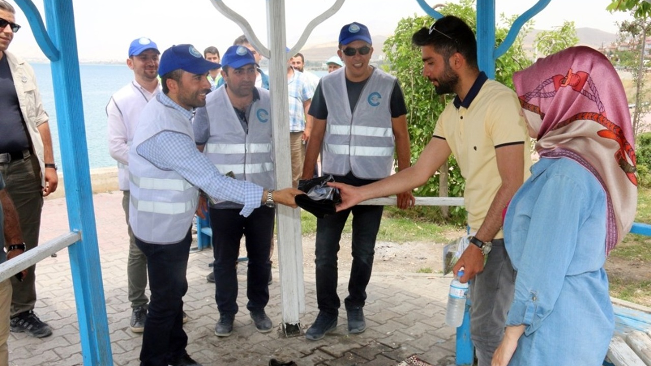 Van'da Başkan İsmail Say’dan piknikçilere broşür ve çöp poşeti