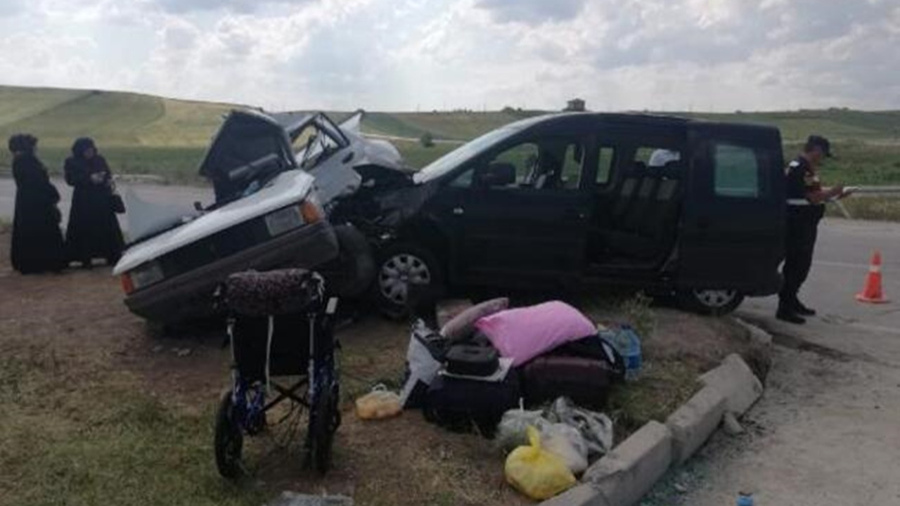 Ankara'da ticari araçla otomobil çarpıştı: 6 yaralı