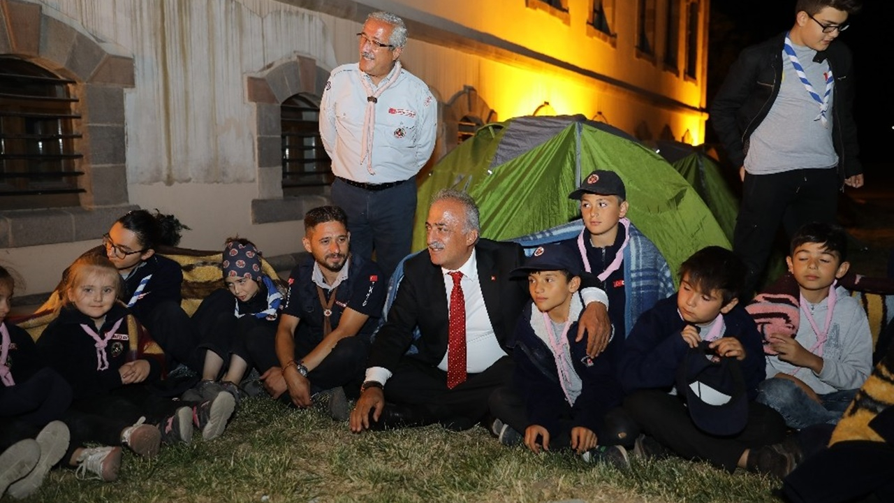 Erzurum'da Rektör Ömer Çomaklı, izcileri yalnız bırakmadı