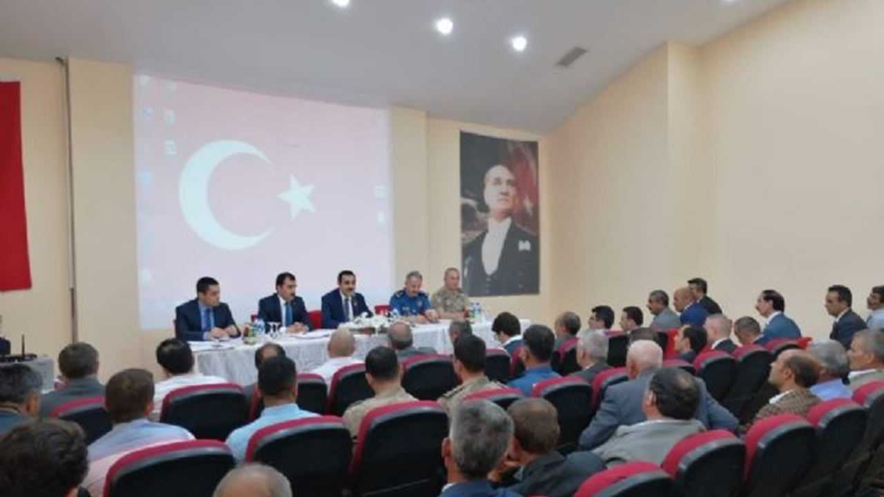 Kars'ta Vali Türker Öksüz, muhtarlarla buluştu