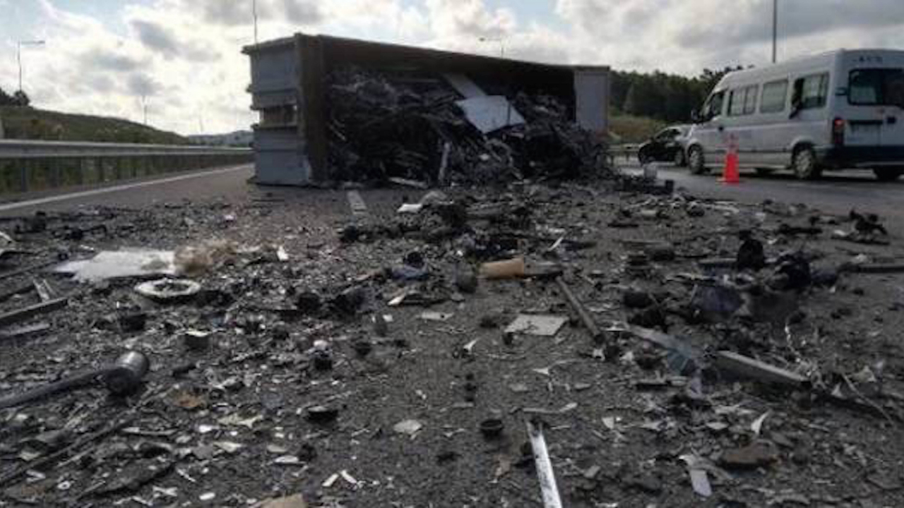Kuzey Marmara Otoyolu'nda TIR devrildi!