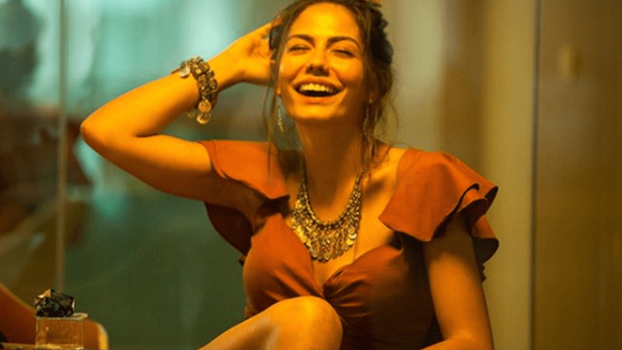 Demet Özdemir'in plaj stili göz kamaştırdı!