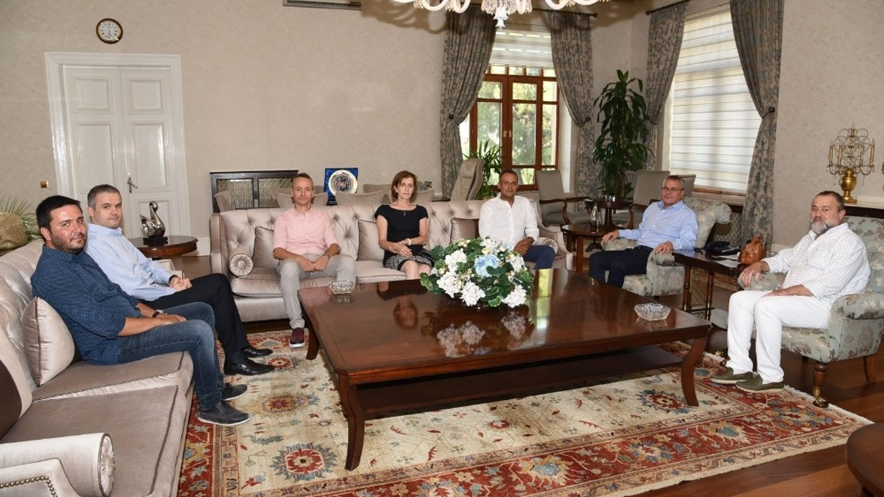 Manisa'da Vali Ahmet Deniz misafirlerini ağırladı