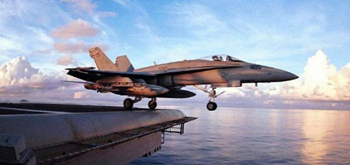ABD jetleri havada çarpıştı! Okyanusa düşen pilot aranıyor