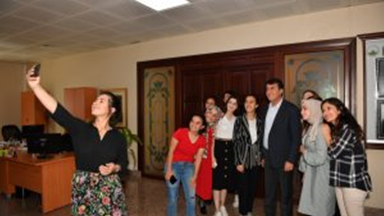 Bursa'da Başkan Mustafa Dündar stajyerlerle buluştu