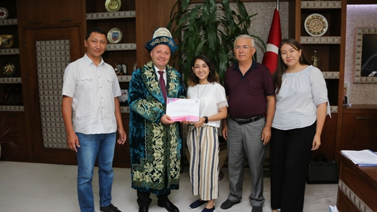 Antalya'da Rektör Mustafa Ünal,  Kazak öğrencileri ağırladı