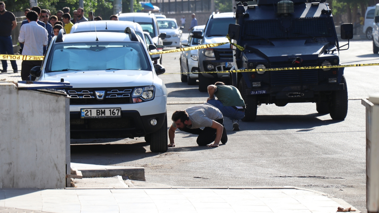 Diyarbakır'da karakola bombalı saldırı...