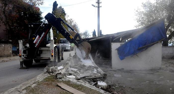 Yalova Belediye Başkanı Vefa Salman, babasının ahırını yıktı