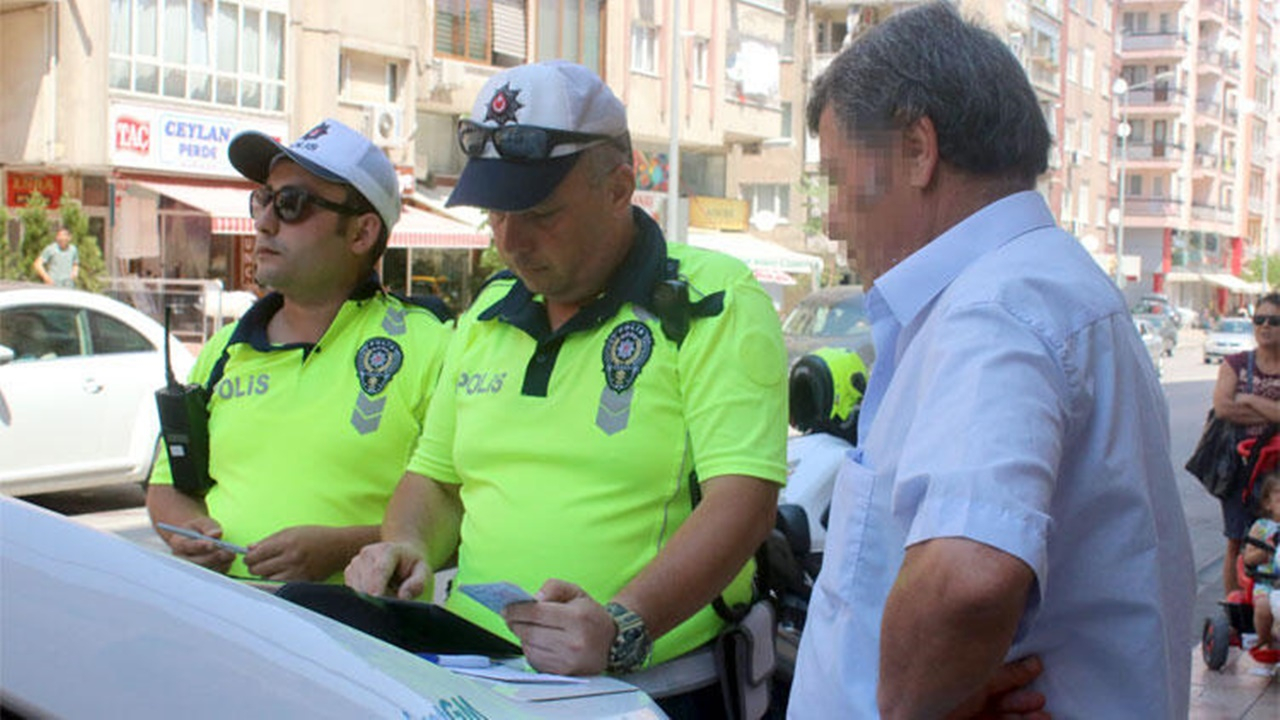 Ceza kesen polise 'pes' dedirten tepki!