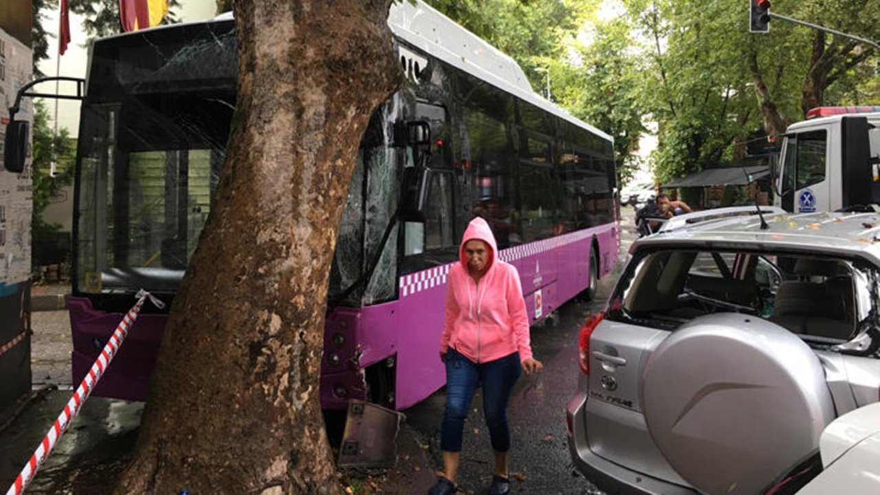 Otobüs önce cipe ardından ağaca çarptı!