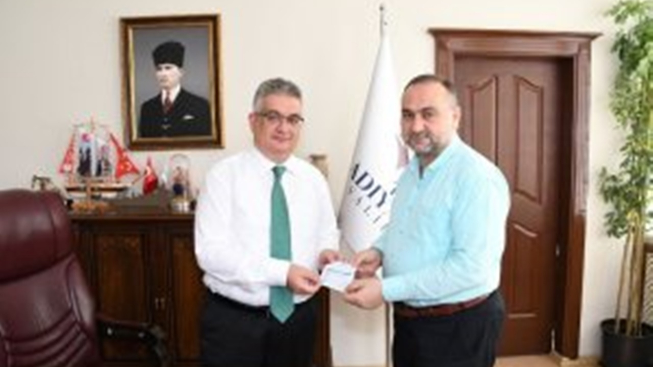 Adıyaman'da Vali Aykut Pekmez kurbanını Türkiye Diyanet Vakfı’na bağışladı