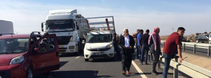 Karayolunda bombalı araç paniği! Trafik çift yönlü durduruldu...