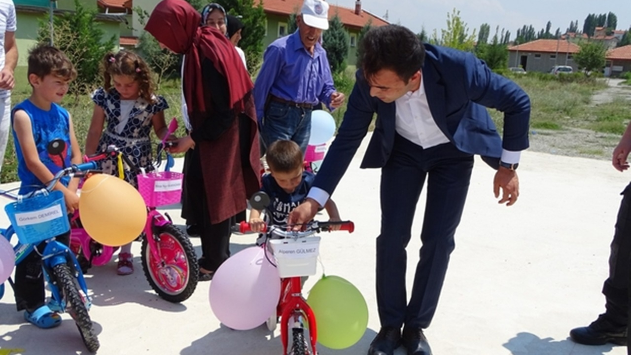 Kütahya'da Kaymakam Hasan Musab Okatan, miniklere bisiklet kullanmasını öğretti