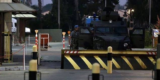 'Yurtta Sulh Ramazan Elmas Albay' diyerek içeri girdiler