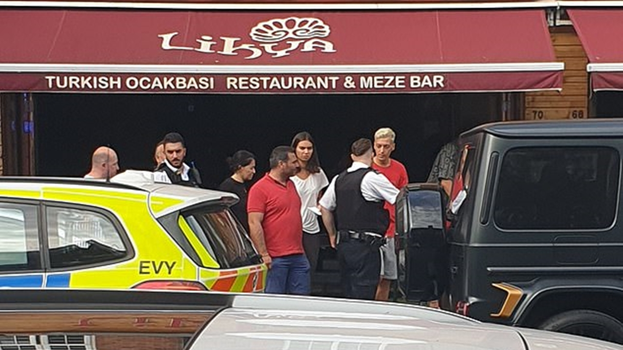 Mesut Özil'e bıçaklı saldırı...