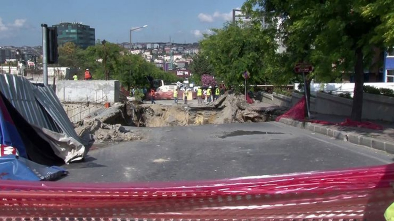 Metro inşaatının önündeki yol çöktü!