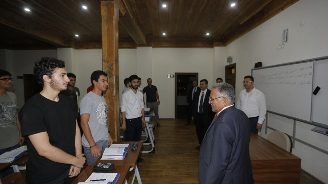 Kayseri'de Başkan Dr. Memduh Büyükkılıç, Talas Gençlik Merkezi’ni ziyaret etti