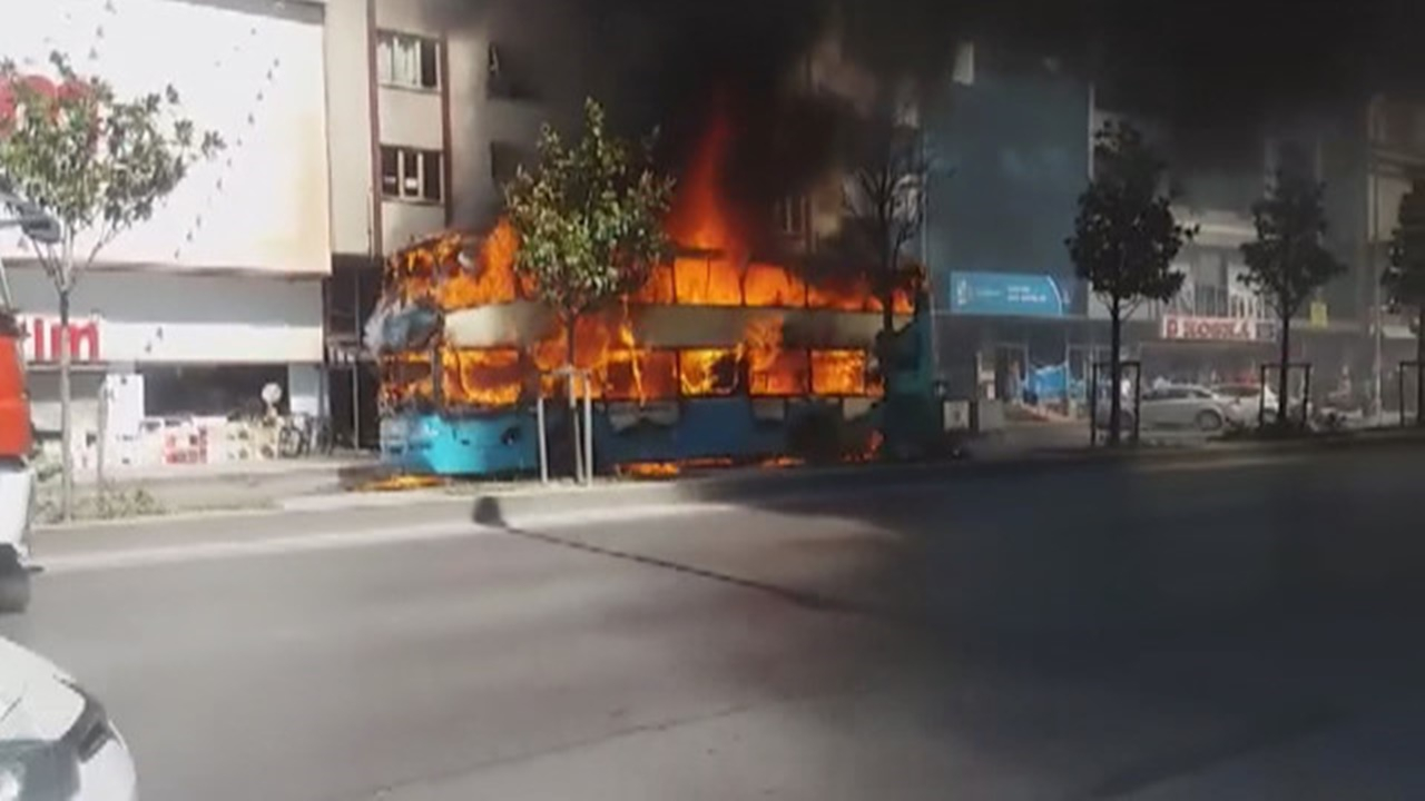 Esenyurt’ta iki katlı otobüs alev alev yandı!