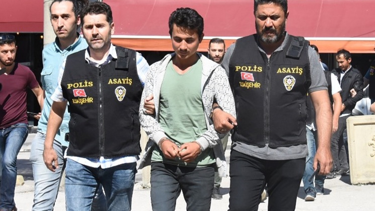 Arkadaşını öldürüp cesedini parçalara ayırdı!