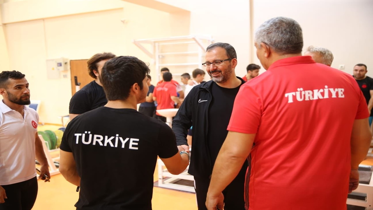 Gençlik ve Spor Bakanı'ndan anlamlı ziyaret