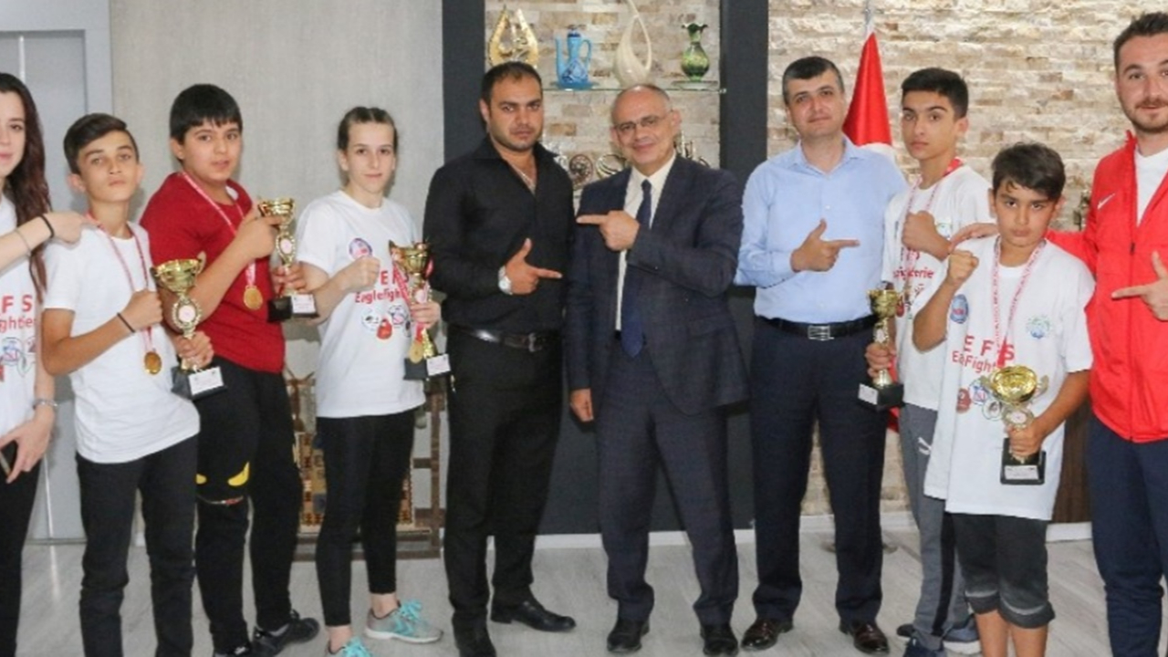 Kayseri'de Başkan Esat Öztürk, Muaythaı’cı sporcuları kabul etti